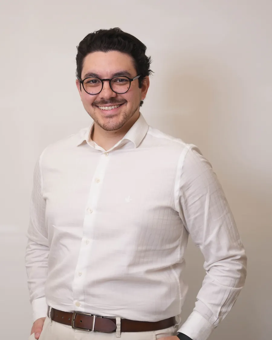 Dr. Rodrigo F. Muller sorrindo, com as mãos nos bolsos